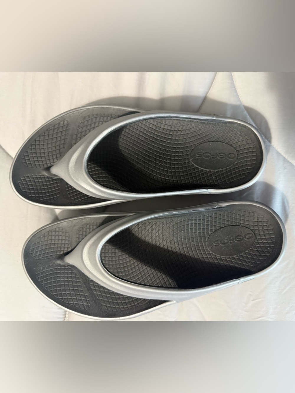 OOFOS Silver and Black Cushioning Recovery Flip Flops - Picture 2 of 4